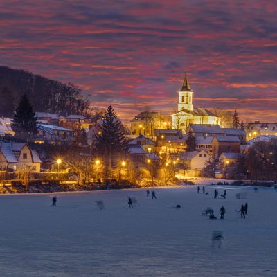 Libocký rybník s unikátním panoramatem obory Hvězda slouží k rekreaci obyvatelům Liboce, Petřin a Dědiny. V létě si zde můžete zaplavat a opalovat a lenošit, v zimě třeba bruslit. Taková pohoda jen kousek od pulsujícího města.