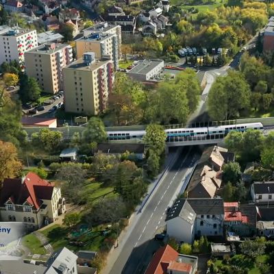 Zrušením přejezdů zaniknou bez náhrady pěší vazby z ul. U Stanice a Brodecké/Litovické – prostup přes dráhu bude nahrazen pouze tmavým, hlučným a dlouhým podjezdem Libocká. Nejkratší přístup pro pěší, cyklisty k MHD na Evropské. Jediná náhrada za všechny zrušené přejezdy pro automobily – další zahlcení Libocké ulice. V budoucnu zde bude realizována další výstavba několika tisíc bytů.